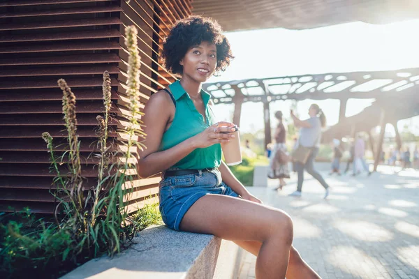 Encantadora Mulher Afro Americana Positiva Olhando Para Longe Pensando Smth — Fotografia de Stock