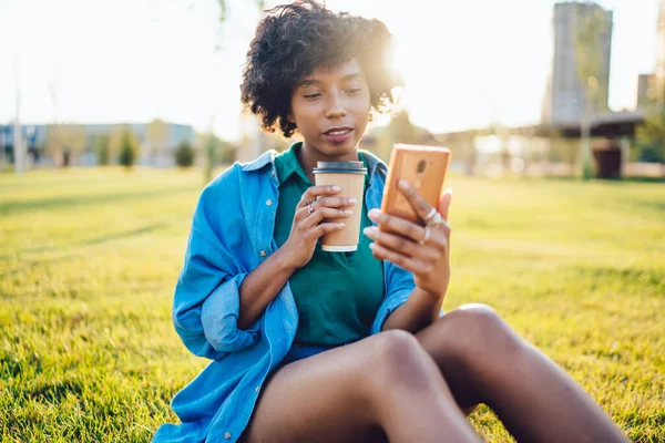 Piękny Hipster Dziewczyna Czytać Książki Online Telefon Komórkowy Aplikacji Odpoczynku — Zdjęcie stockowe