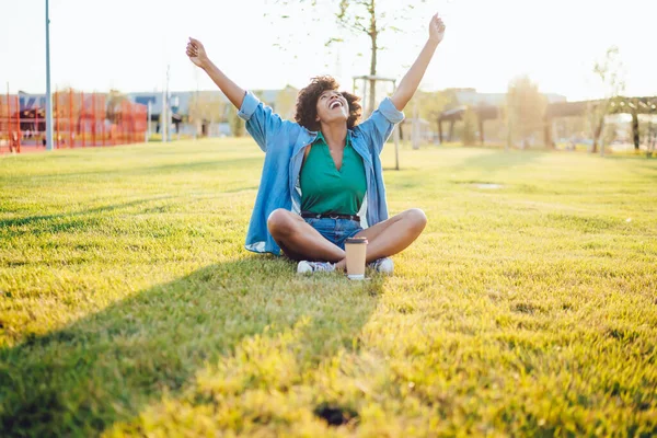 Neşeli Afrikalı Amerikalı Hippi Kız Yeşil Çimlerde Kaygısız Heyecanlı Duygusal — Stok fotoğraf