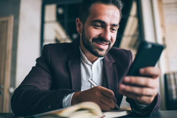 Feliz Empresario Masculino Caucásico Utilizando Teléfono Móvil Para Buscar Notas — Foto de Stock