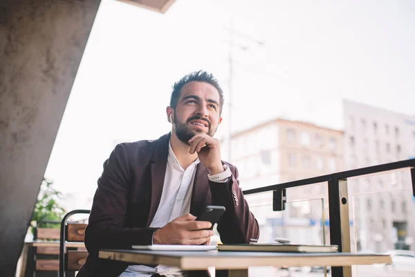 Empreendedor Masculino Caucasiano Alegre Ponderando Sobre Futuro Sentado Livre Terraço — Fotografia de Stock