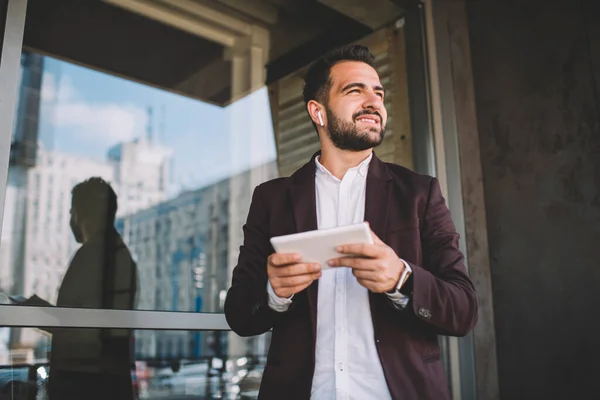 Knappe Blanke Bebaarde Man Trendy Stijlvolle Kleding Die Buiten Staat — Stockfoto