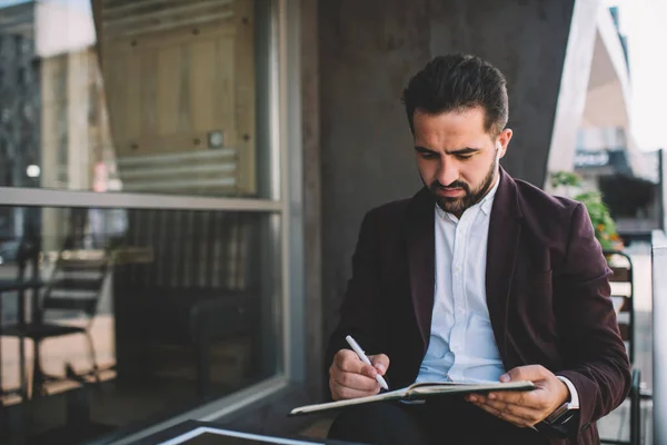 Trendy Gekleed Serieuze Mannelijke Ontwerper Tekening Schets Notitieblok Tijdens Het — Stockfoto