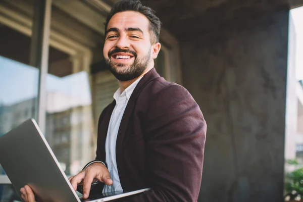 Portret Van Vrolijke Bebaarde Blanke Man Formele Kleding Opgewonden Met — Stockfoto