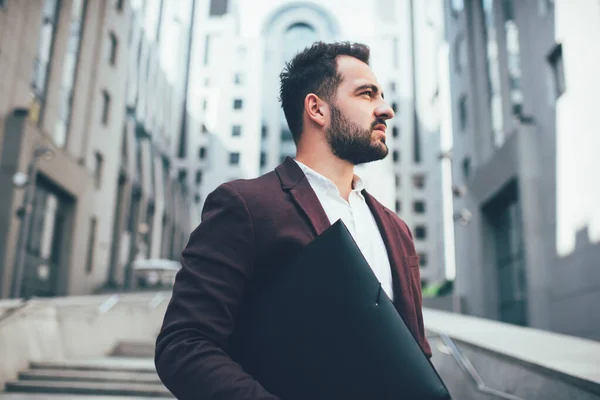 Handsome Caucasian 20S Bearded Man Entrepreneur Holding Paper Folder Spending — Stock Photo, Image