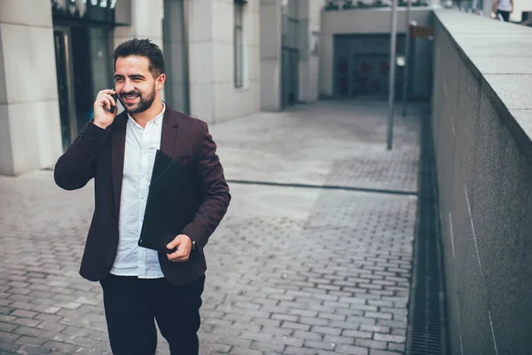 Empresário Caucasiano Confiante Positivo Roupa Elegante Passeando Livre Falando Telefone — Fotografia de Stock