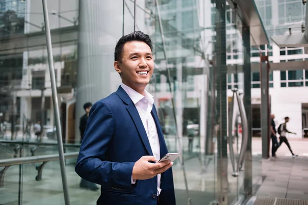 Riendo Hombre Negocios Asiático Traje Negocios Azul Oscuro Pie Con — Foto de Stock