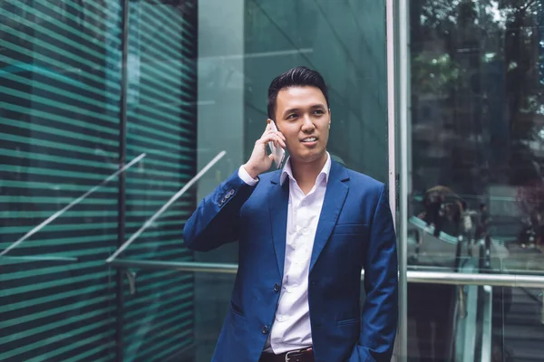 Hombre Formal Étnico Traje Elegante Azul Pie Edificio Oficinas Vidrio —  Fotos de Stock