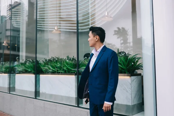 Jovem Empresário Asiático Vestido Terno Azul Clássico Camisa Rosa Puro — Fotografia de Stock