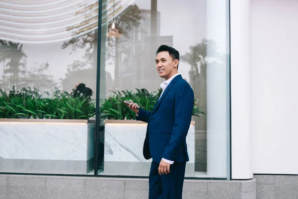 Side View Young Asian Man Business Suit Smartphone Smiling Standing — Stock Photo, Image