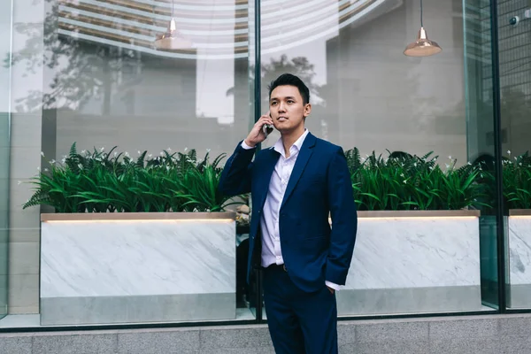 Confident Asian Smiling Young Man Business Suit Standing Glass Fence — Stock Photo, Image