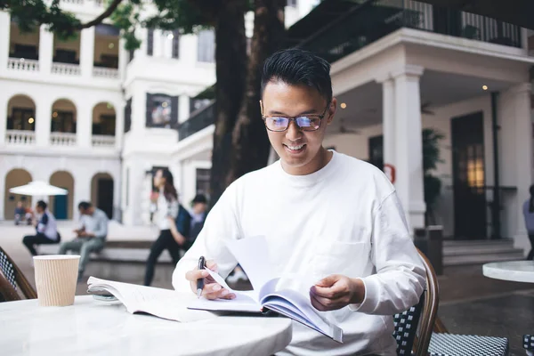 Asiático Alegre Alegre Pensativo Diligente Inteligente Masculino Lançando Livro Enquanto — Fotografia de Stock