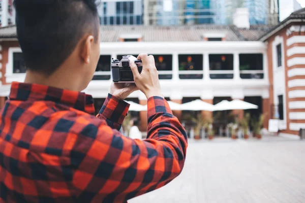 Visão Traseira Macho Adulto Roupas Casuais Fotografando Com Câmera Digital — Fotografia de Stock