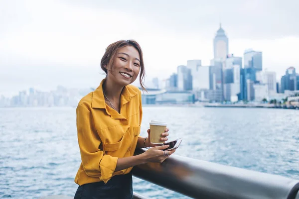 Glad Glad Glad Asiatisk Kvinna Trendig Outfit Med Kopp Kaffe — Stockfoto