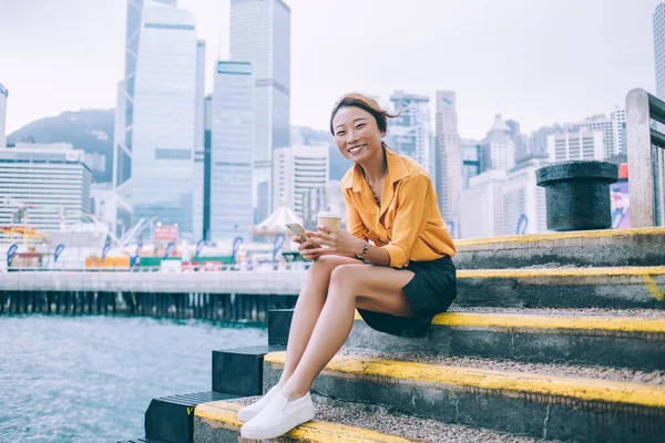 Verspielt Lächelnde Erwachsene Asiatin Lässiger Kleidung Kaffeetasse Und Smartphone Der — Stockfoto