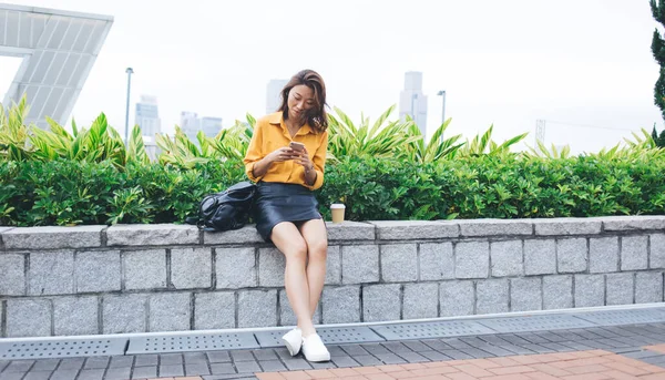 Trendy Mladá Asijská Žena Batohem Šálek Kávy Pomocí Smartphone Zatímco — Stock fotografie
