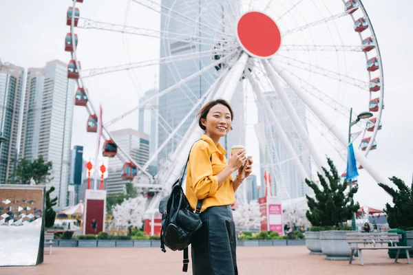 Side Syn Glad Ung Asiatisk Kvinna Snygga Kläder Med Kaffekopp — Stockfoto