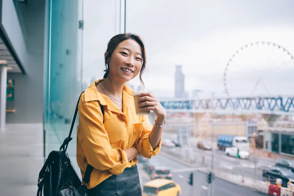 Vacker Asiatisk Kvinna Bär Gul Skjorta Och Svart Läder Kjol — Stockfoto