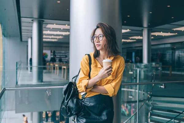 Offenes Chinesisches Hipstermädchen Mit Klassischer Brille Das Öffentlichen Platz Steht — Stockfoto