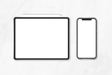 Arkaplanda akıllı telefon ve tablet modeli izole edildi.