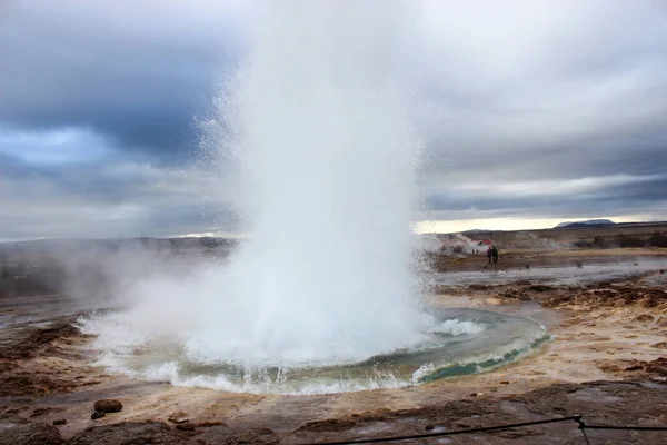İzlanda 'da büyük bir gaysir.