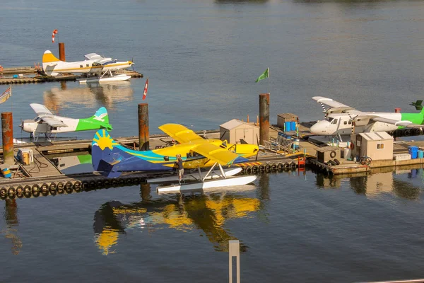 Vancouver Limanı 'nda renkli deniz uçağı