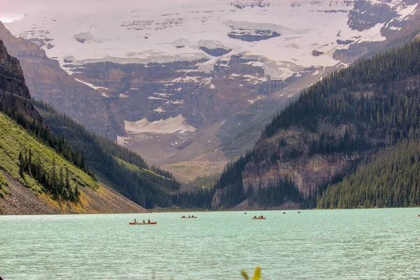 Kanada 'da Louise Gölü' nün güzel manzarası