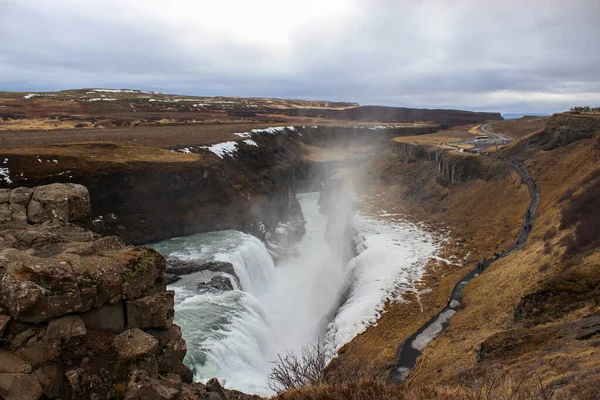 İzlanda 'da bir şelaleden güzel manzara