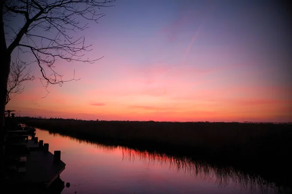 Günbatımında güzel manzara Doğa rezervi Guisveld üzerinde