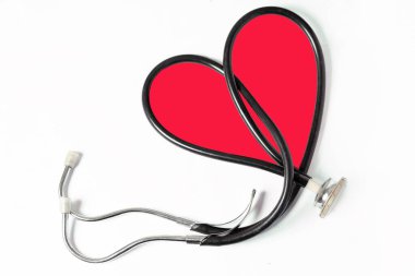 Beyaz arka planda kalp şeklinde tıbbi steteskop..