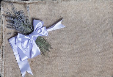 Tebrik kartı şablonu ve keten arka planda bir demet lavanta.