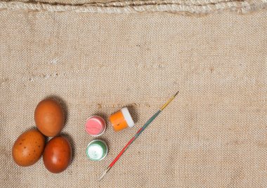 Boya, keten arka planda Paskalya yumurtası