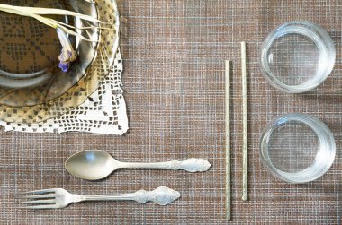 Kahverengi arkaplan üzerindeki tablo ayarı