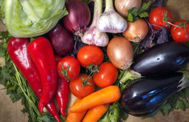 Tahta arka planda taze sebzeler, yakın plan.