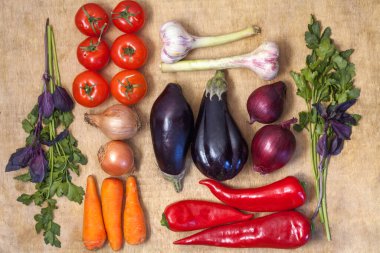 Tahta bir arka planda kibrit çöpünde taze sebzeler.