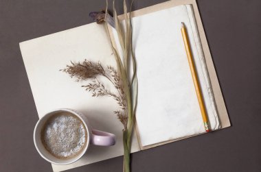  Bir fincan kahve ve yazmak için günlük.