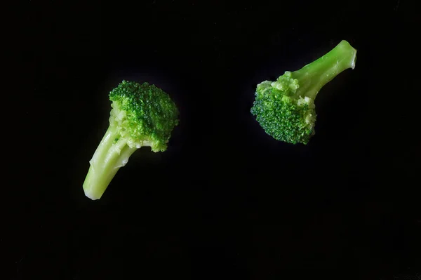Verse Broccoli Een Zwarte Achtergrond — Stockfoto