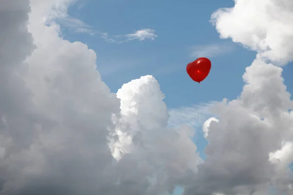 Hjärtformad Ballong Blå Himmel Med Moln — Stockfoto