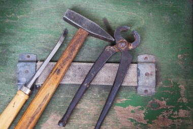 Ahşap bir arka planda eski marangozluk araçları