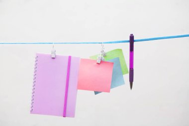 beyaz arkaplandaki mandallara basılı renkli çıkartmalar kopyalama alanı ile