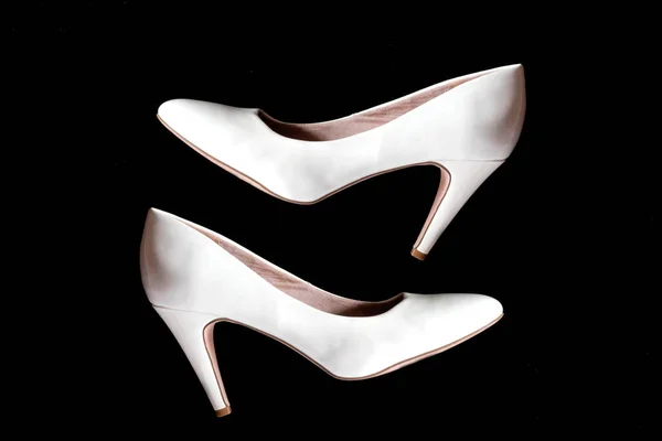 Белые Женские Туфли Черном Фоне — стоковое фото