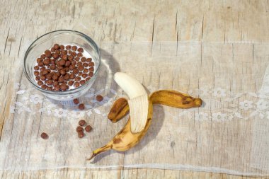 Mısır gevreği ve muzlu kahvaltı sütü.