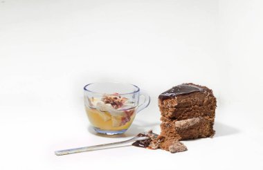 Sıcak çay ve bir parça çikolatalı pasta.