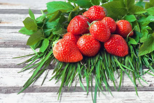 Ripe Strawberries Handful Wooden Table — Stock Photo, Image