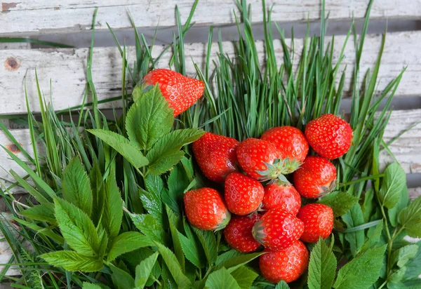 Ripe Strawberries Handful Wooden Table — Stock Photo, Image