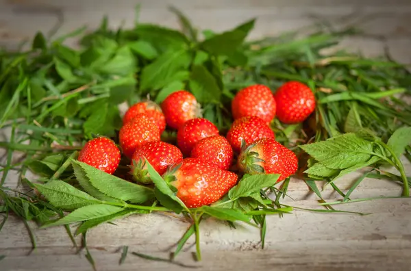 Ripe Strawberries Handful Wooden Table — Stock Photo, Image