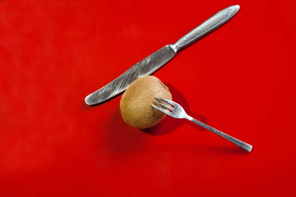Kiwi Dalam Komposisi Dengan Cutlery Dengan Latar Belakang Merah — Stok Foto