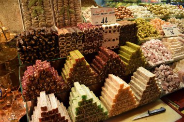 Coloridos dulls turcos en el Bazaar de estambul