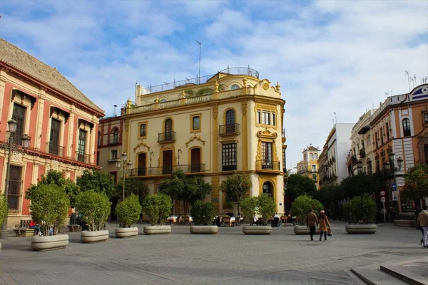 Edificio Amarillo Estilo Antiguo Plaza Giralda Sevilla — Fotografia de Stock