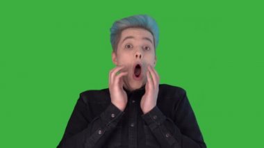 Şaşırmış genç adam, vay canına diyor. Adam yeşil ekranda kameraya şaşırdı..